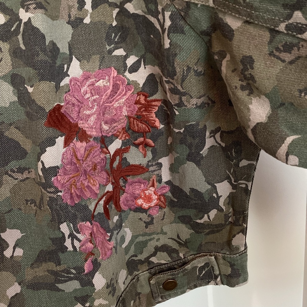 🌹Anthropologie Camouflage Denim Utility Jacket Pilcro New Floral Embroidered - Picture 13 of 15
